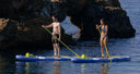 chico y chica haciendo paddle surf y sup